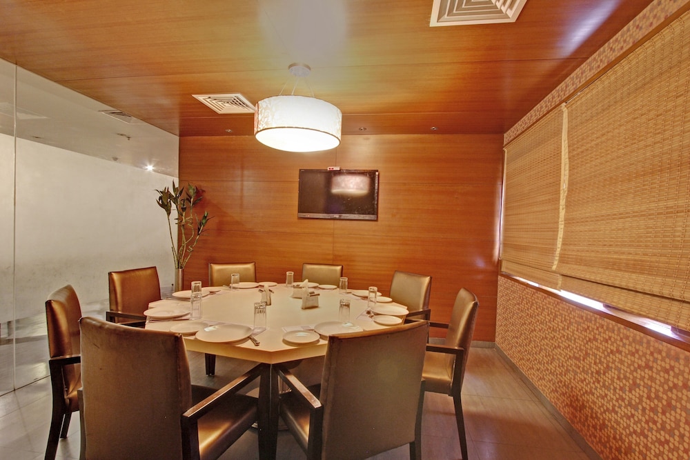 Oyo 8169 Hotel Salem Castle 24/32
