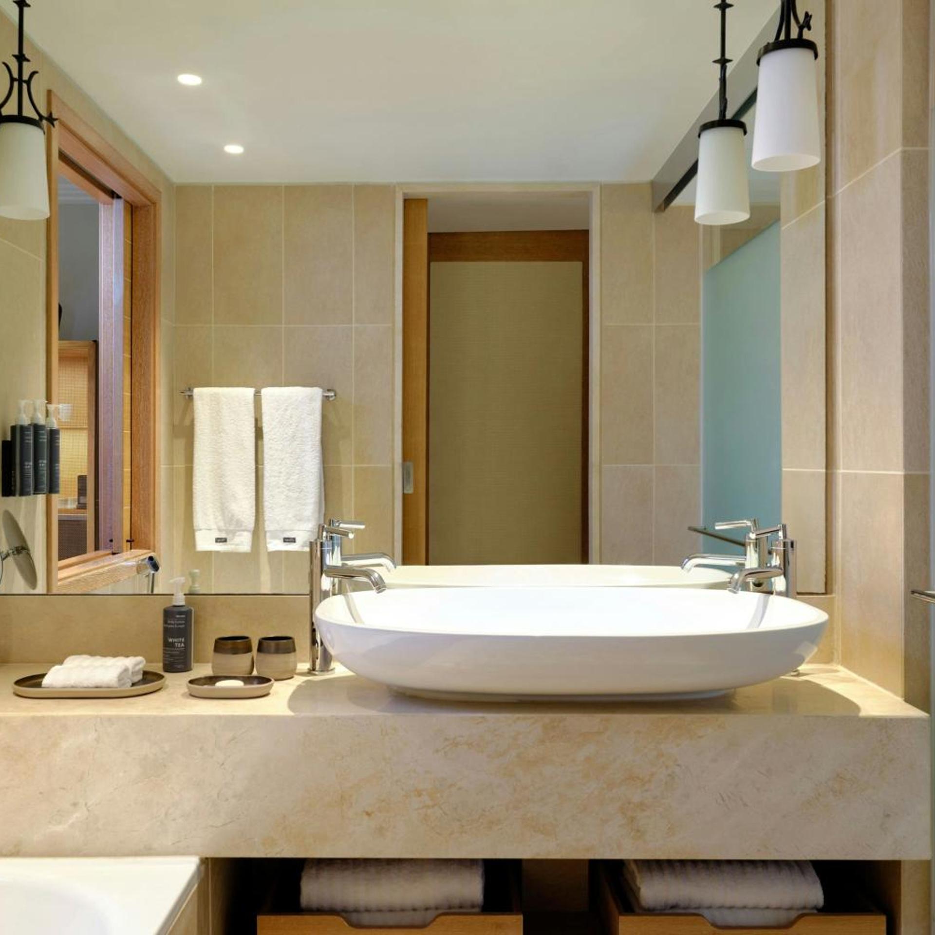 غرفة ديلوكس بسرير كينج بإطلالة على الحديقة بشرفة مع أريكة، The Westin Resort, Costa Navarino 9/9