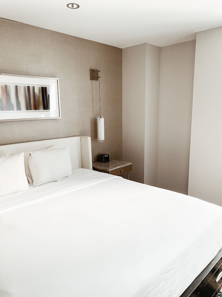 ROOM, KING BED