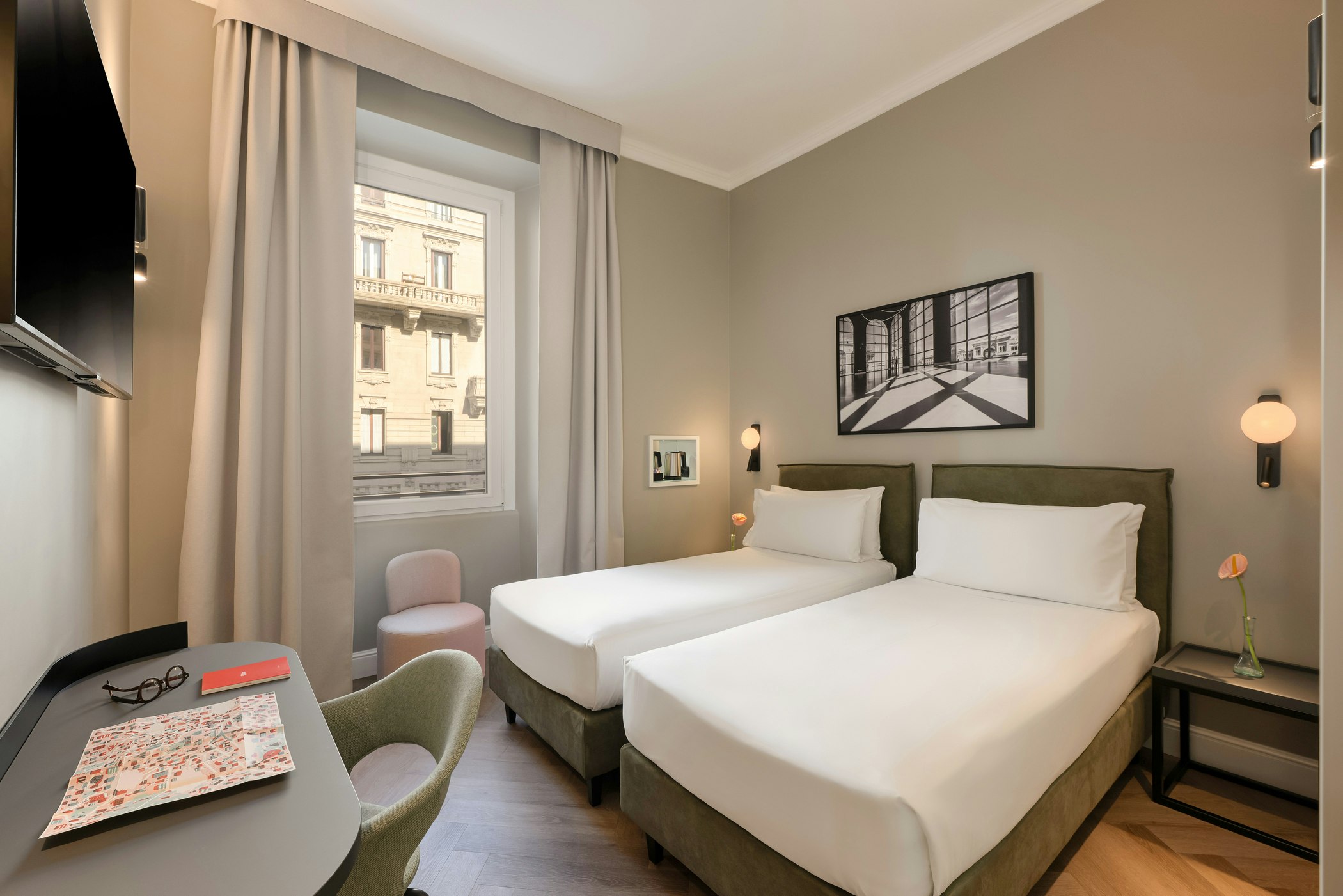 DELUXE, TWIN BEDS