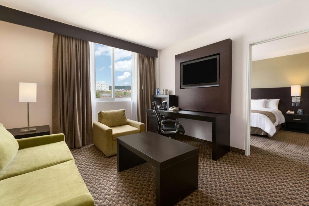 2 ROOMS, SUITE, KING BED, ACCESSIBLE