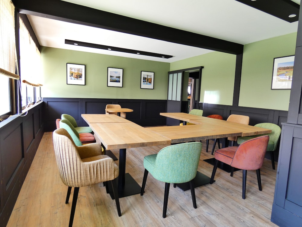 Logis Hotel Black and Green 27/50