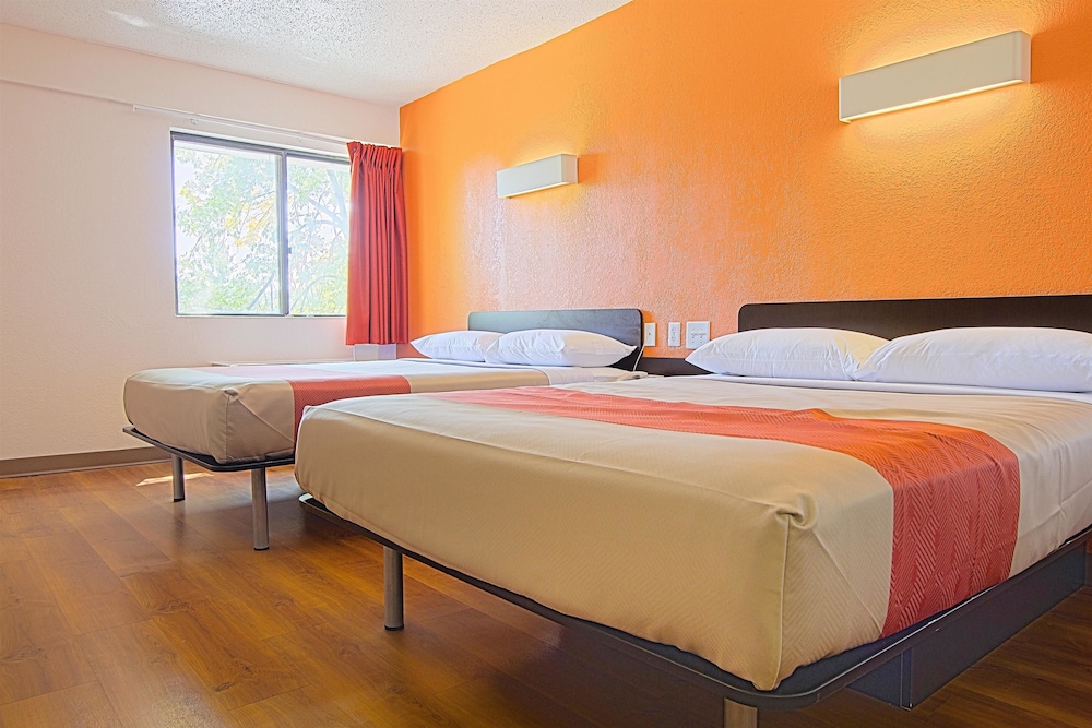 Motel6 East Brunswick, NJ 8/25