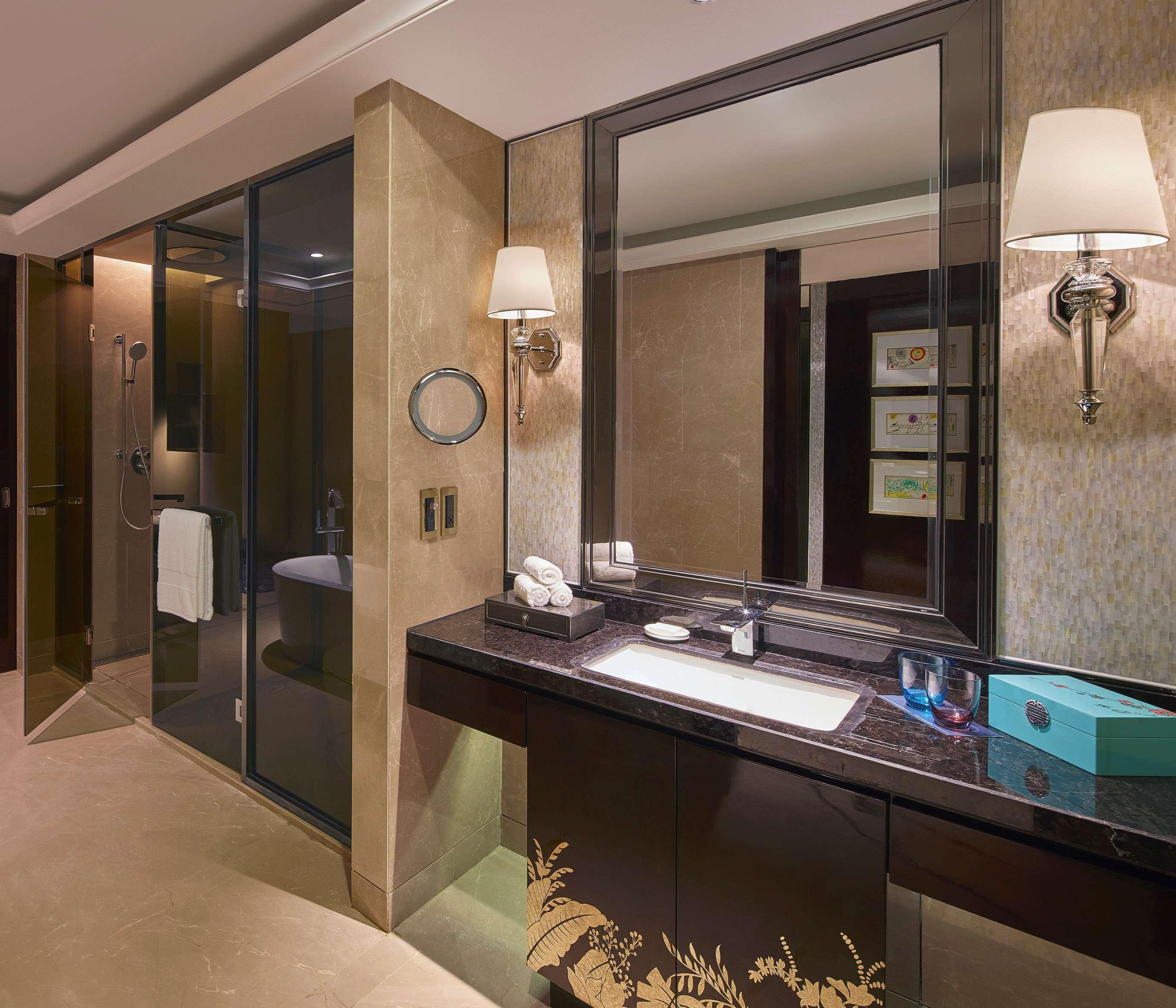 SUITE, KING BED, OCEAN VIEW, LOUNGE ACCESS