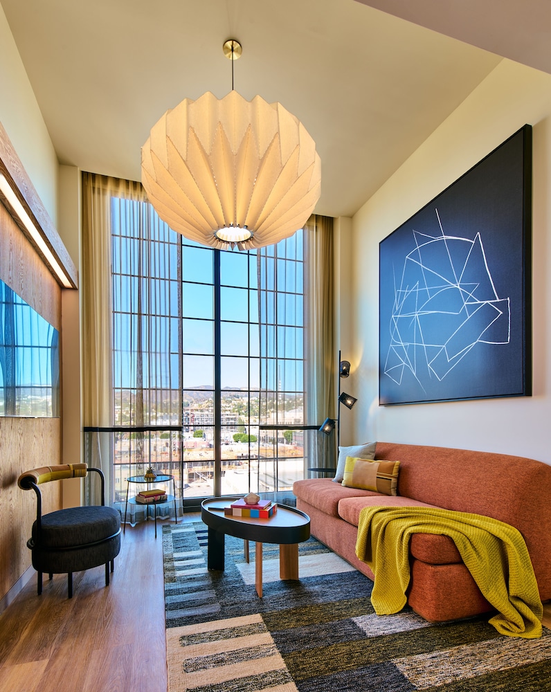 HOLLYWOOD VOLUME, a Tribute Portfolio Hotel 30/50