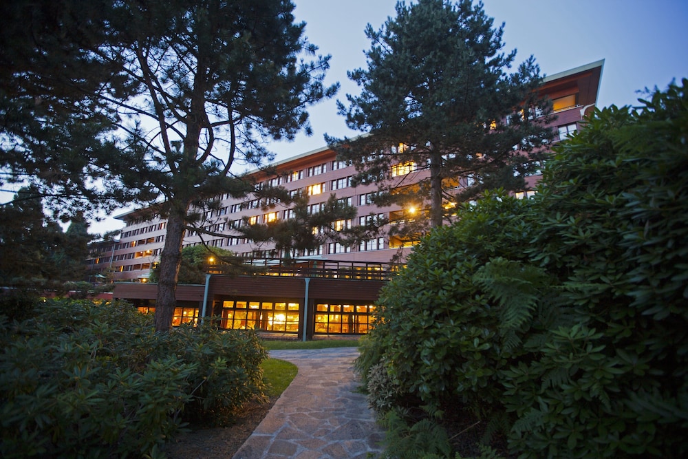 Disneys Sequoia Lodge 2/48