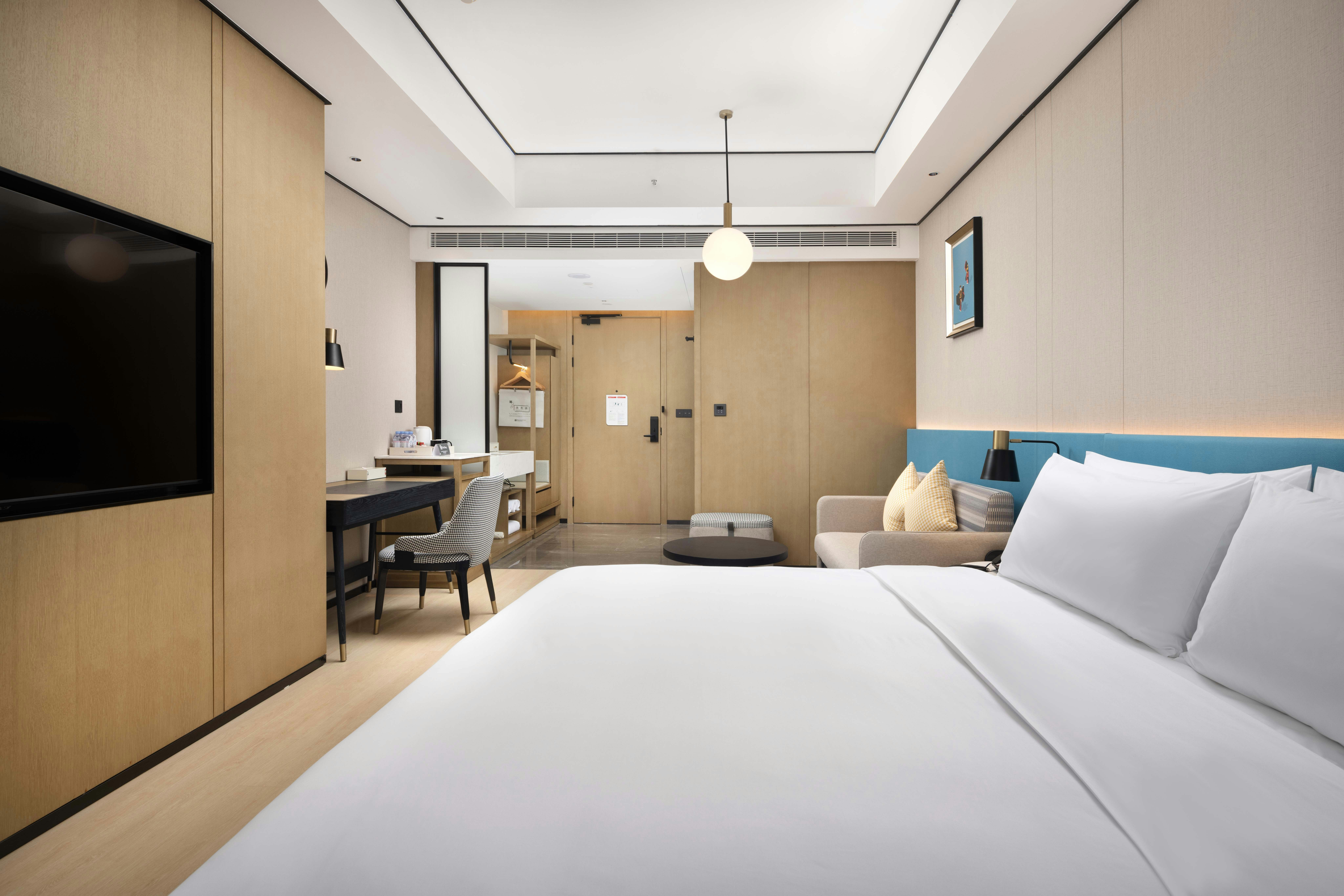 DELUXE, KING BED
