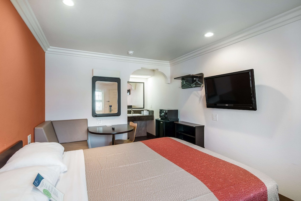 Deluxe, Queen Bed