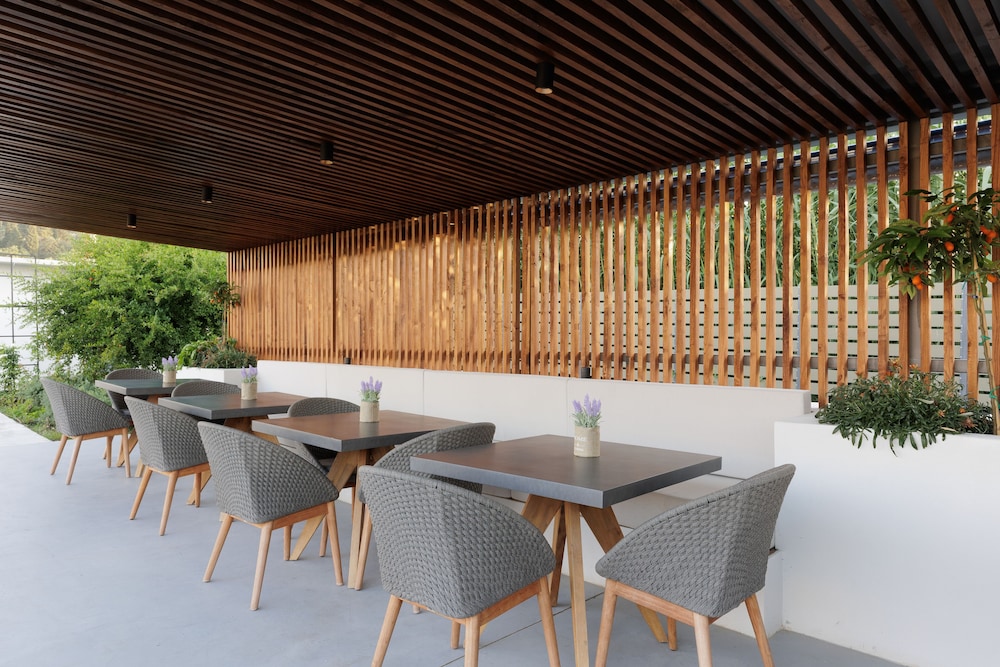 V Luxury Suites 34/50