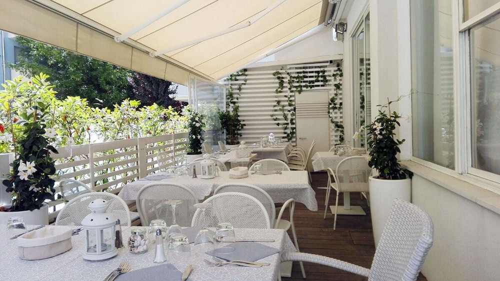 Ermeti Hotel 32/40