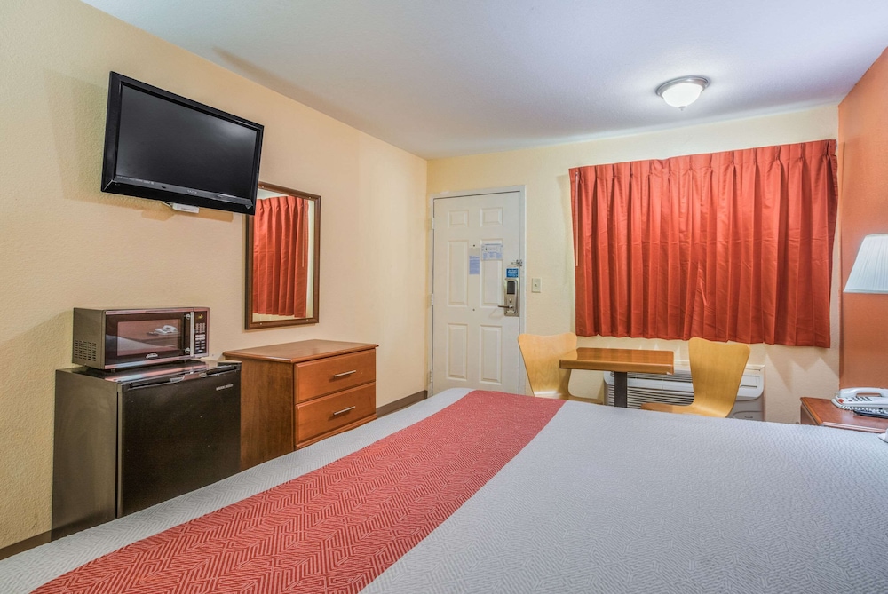 Rodeway Inn and Suites Macon 9/45