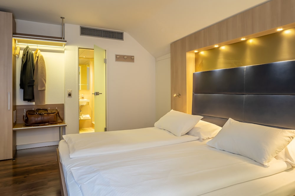 ROOM, DOUBLE BED