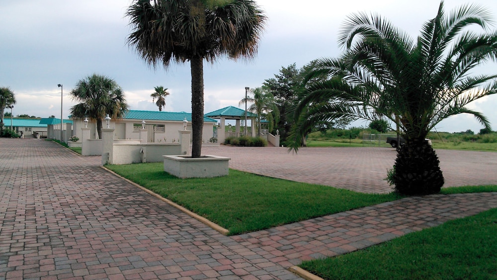 Days Inn & Suites by Wyndham Lake Okeechobee 45/50