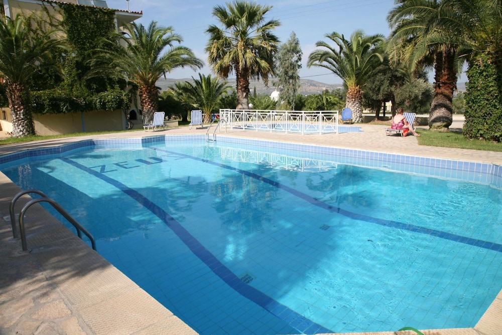 Zeus Hotel Ireon 12/42