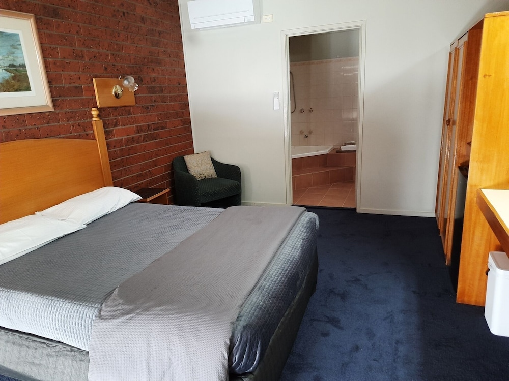 THE ABBOTSWOOD MOTOR INN 9/36