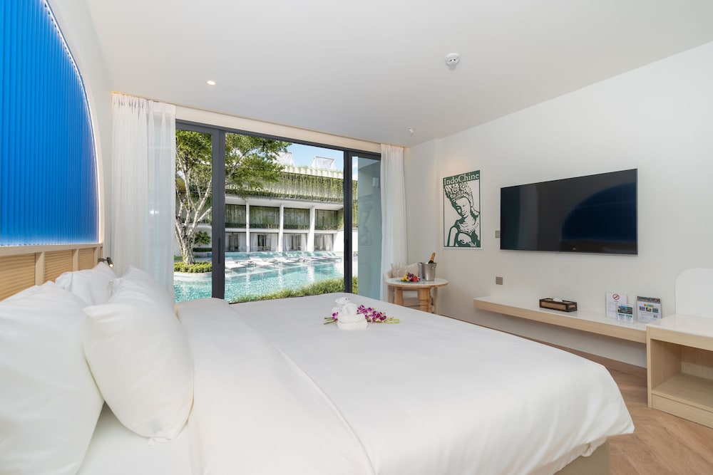 Signature, Deluxe, King Bed, Pool Access