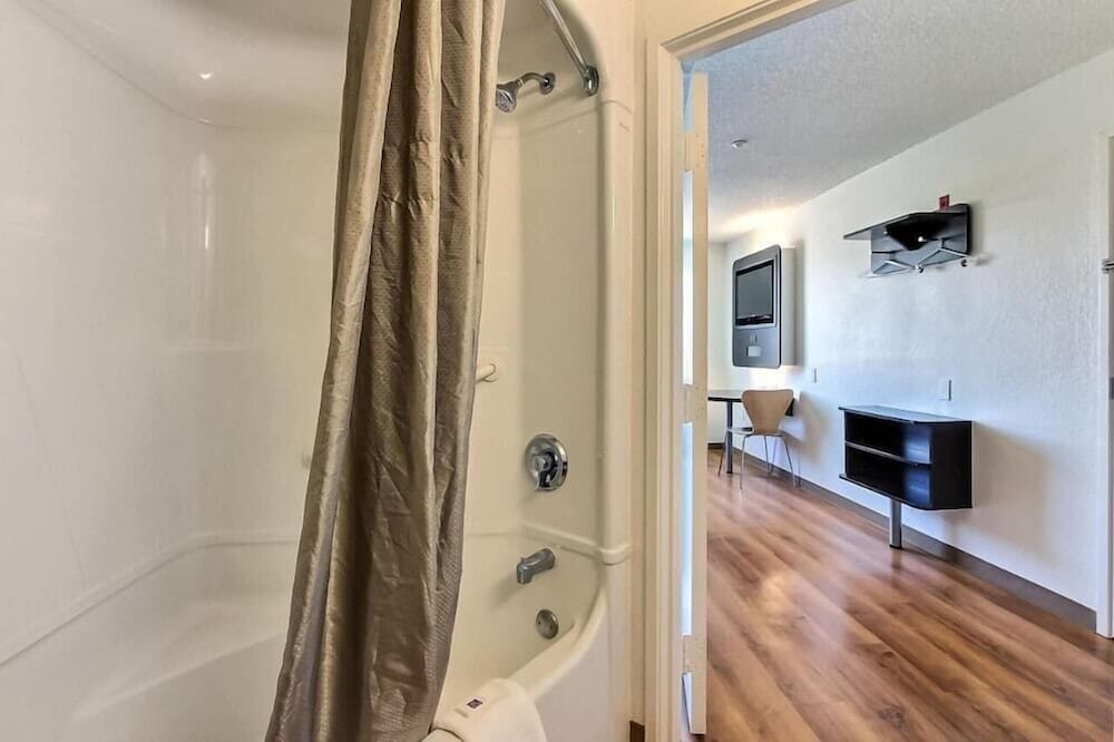 Motel6 Gilroy, CA 53/56