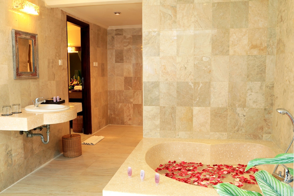1 Bedroom, Classic, Bungalow, King Bed, Bathtub, Garden Area، Tonys Villas and Resort Seminyak Bali 3/4