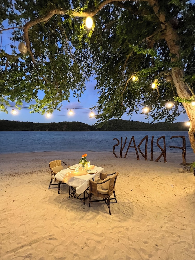 Fridays Puerto Galera 74/90
