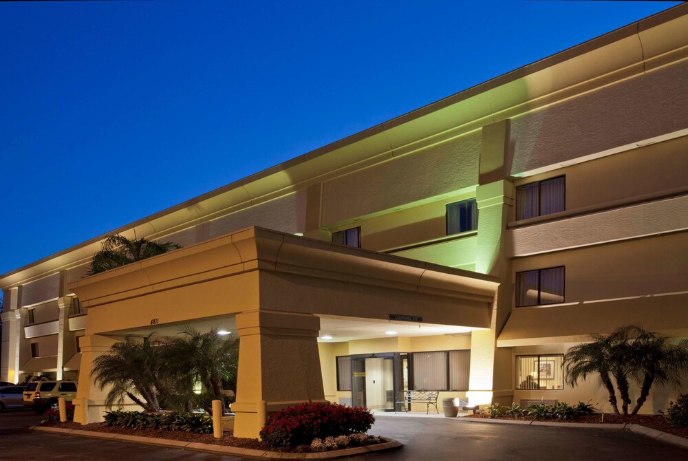 La Quinta Inn & Suites by Wyndham Tampa Fairgrounds - Casino 3/43