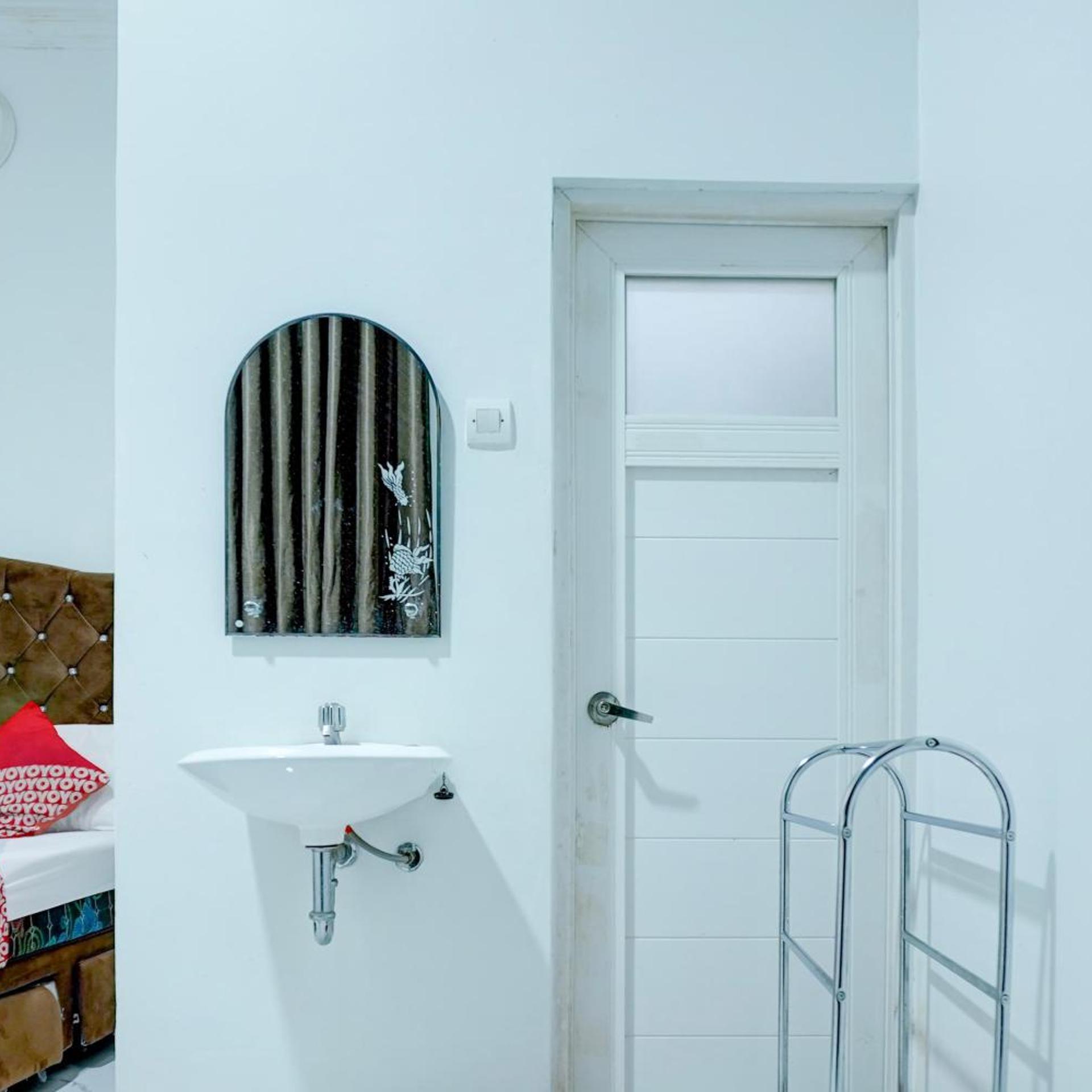 Hotel O Stasiun Cirebon Kejaksan Near Alun Alun Cirebon Formerly Family Homestay 18/27