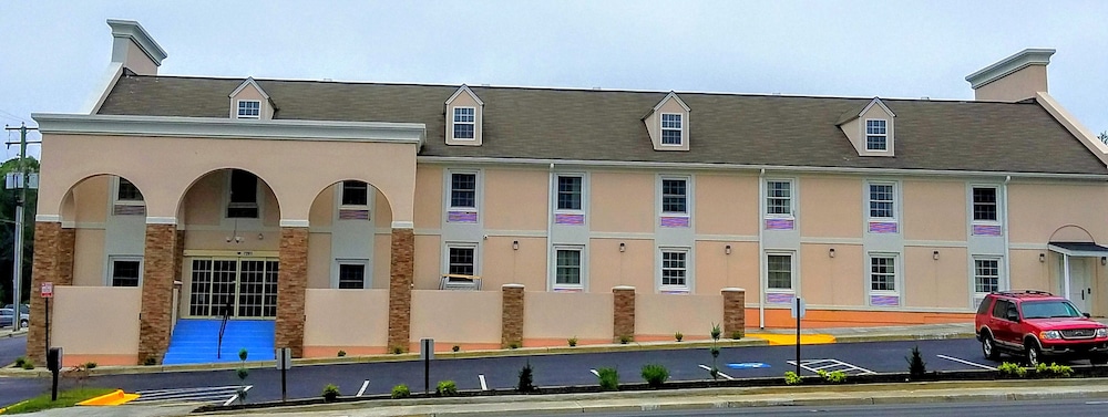 HomeTowne Studios by Red Roof Richmond, VA - W Broad St photo1