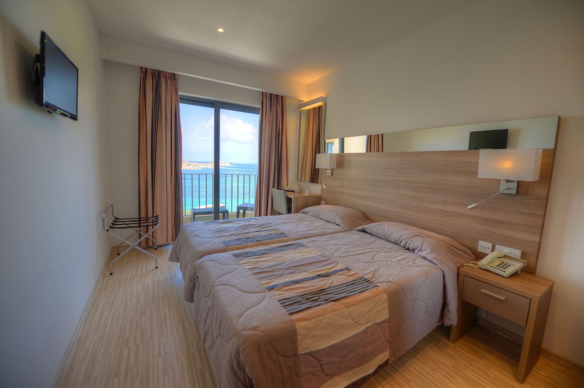 STANDARD, DOUBLE OR TWIN BED, SEA FRONT