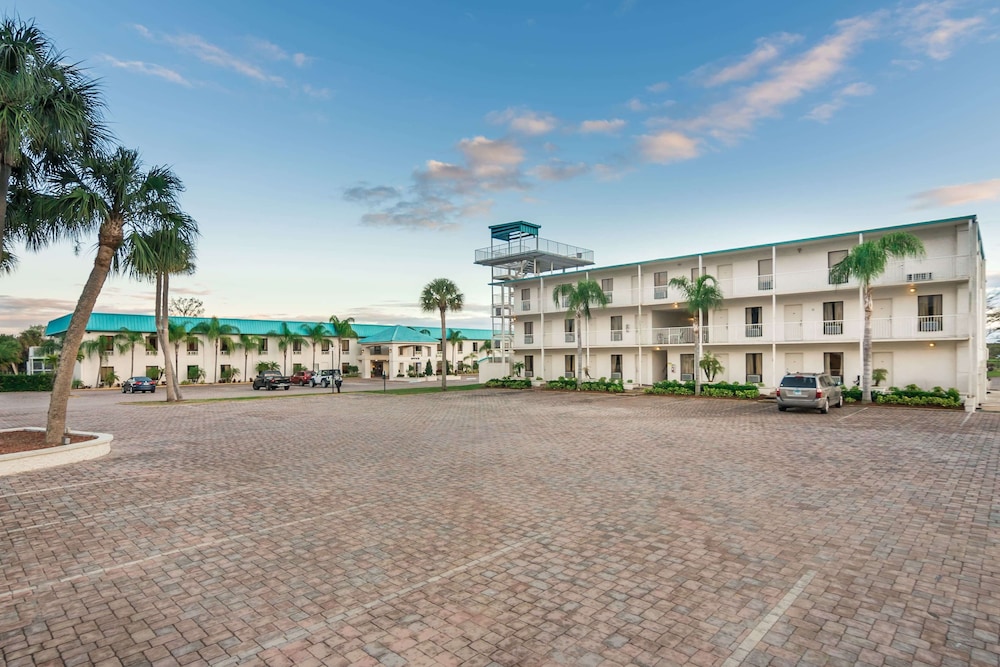 Days Inn & Suites by Wyndham Lake Okeechobee 36/50