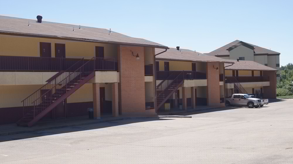 Holiday Lodge And Suites 1/46