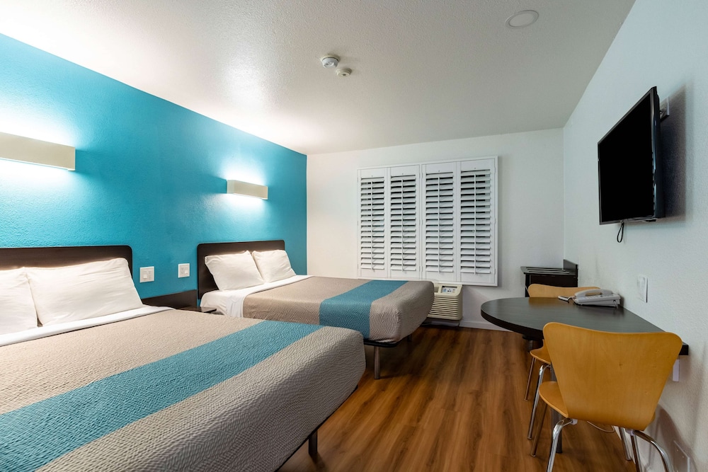 Motel6 Fountain Valley, CA - Huntington Beach Area 5/37