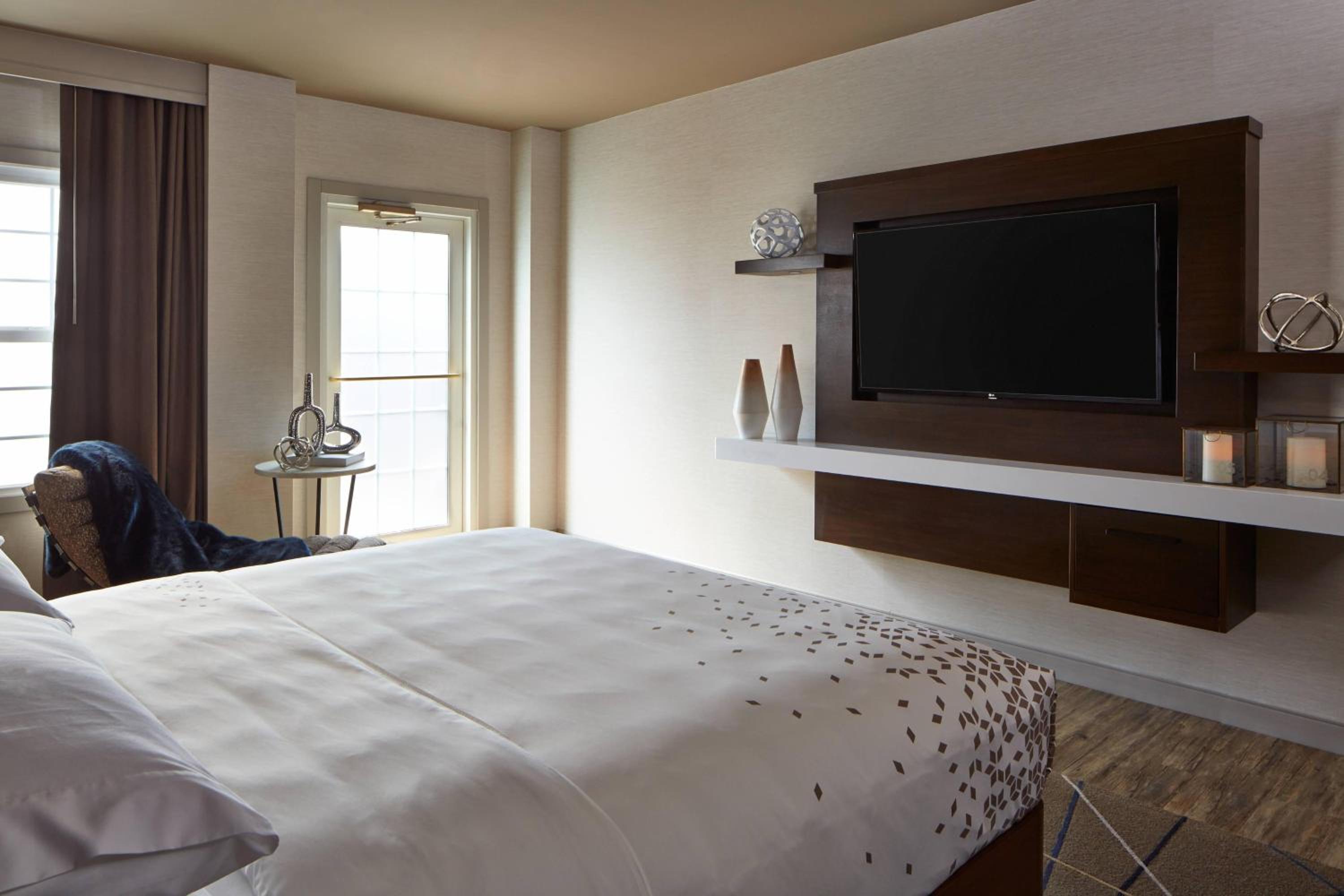 جناح كبير بسرير كينج بغرفة نوم واحدة، The Del Monte Lodge Renaissance Rochester Hotel Spa 5/9