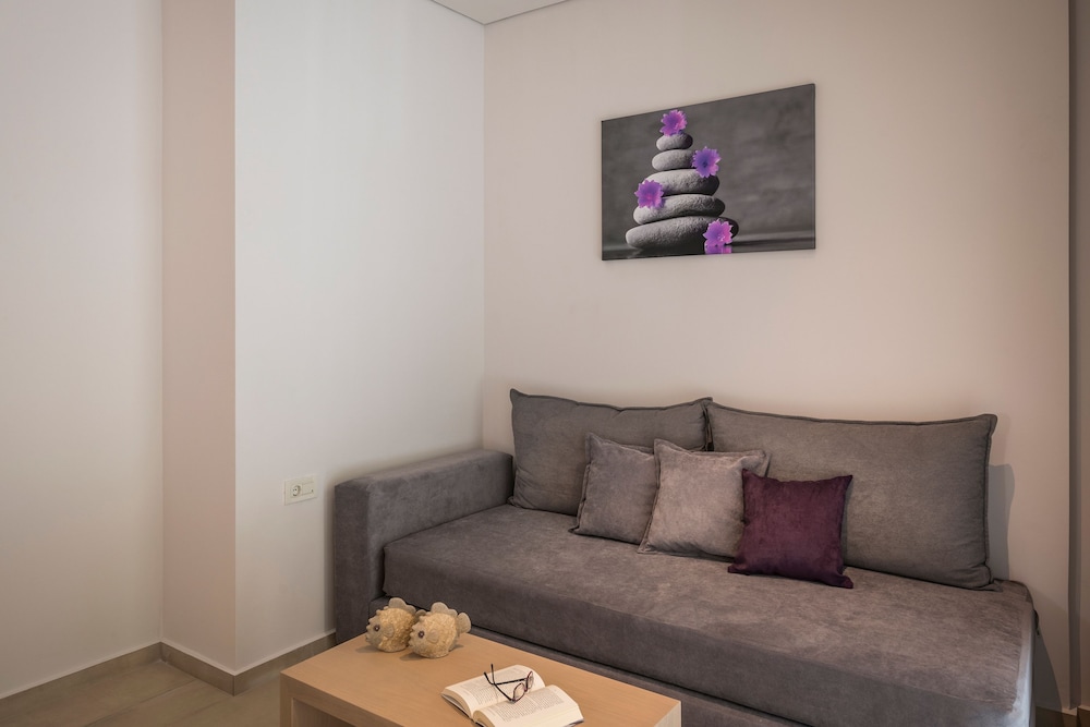 Trianon Luxury Apartments and Suites 54/74