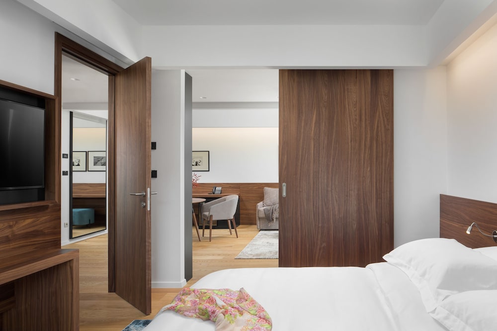 SUITE, KING BED