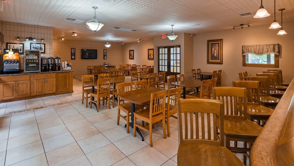 Baymont Inn and Suites by Wyndham Farmington, MO 41/62