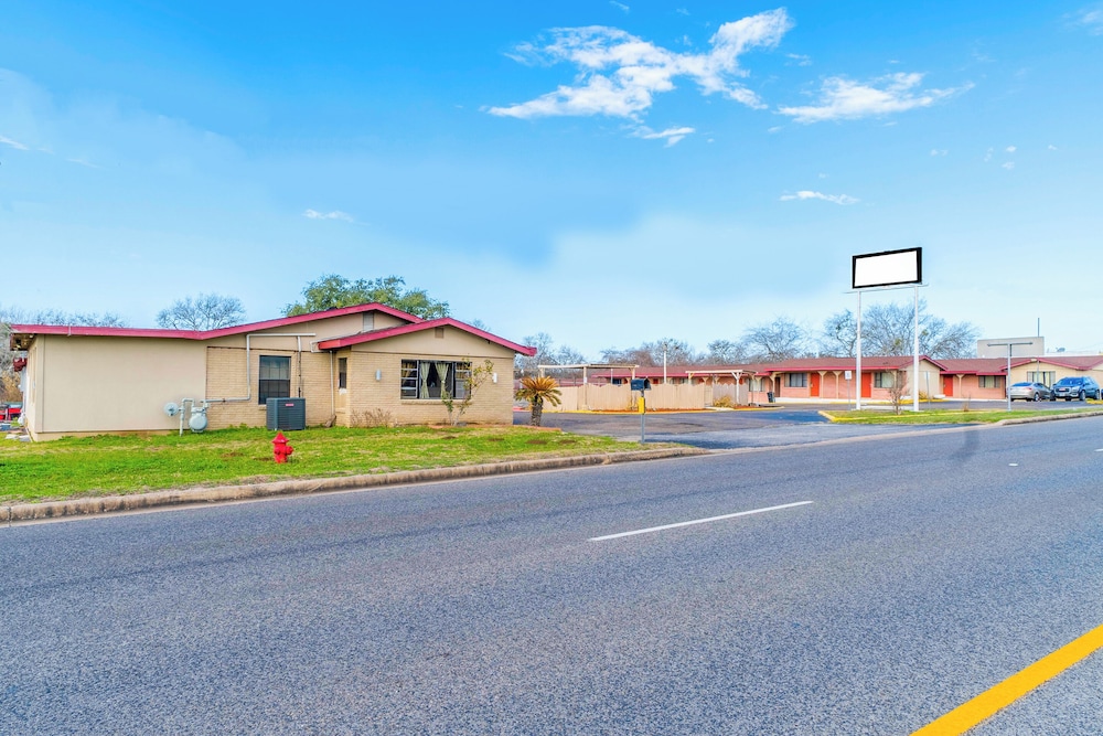 OYO Hotel Beeville US 181 48/64
