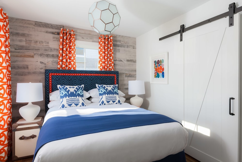 SUITE, QUEEN BED