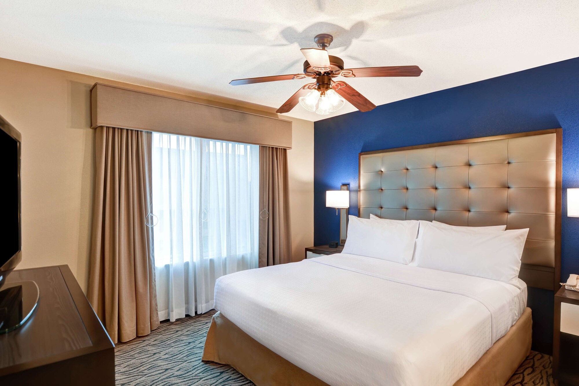 SUITE, KING BED, ACCESSIBLE