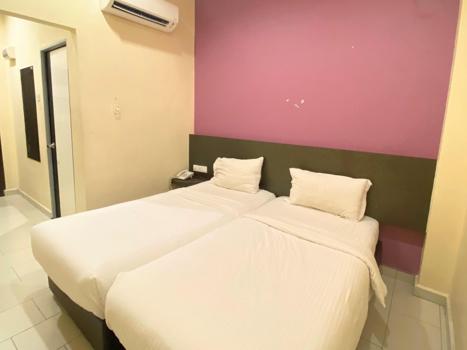 Deluxe, Twin Beds, No Window