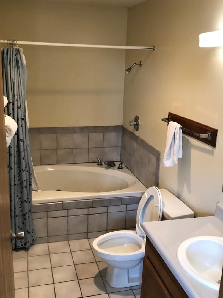 Salt Creek Inn 34/36