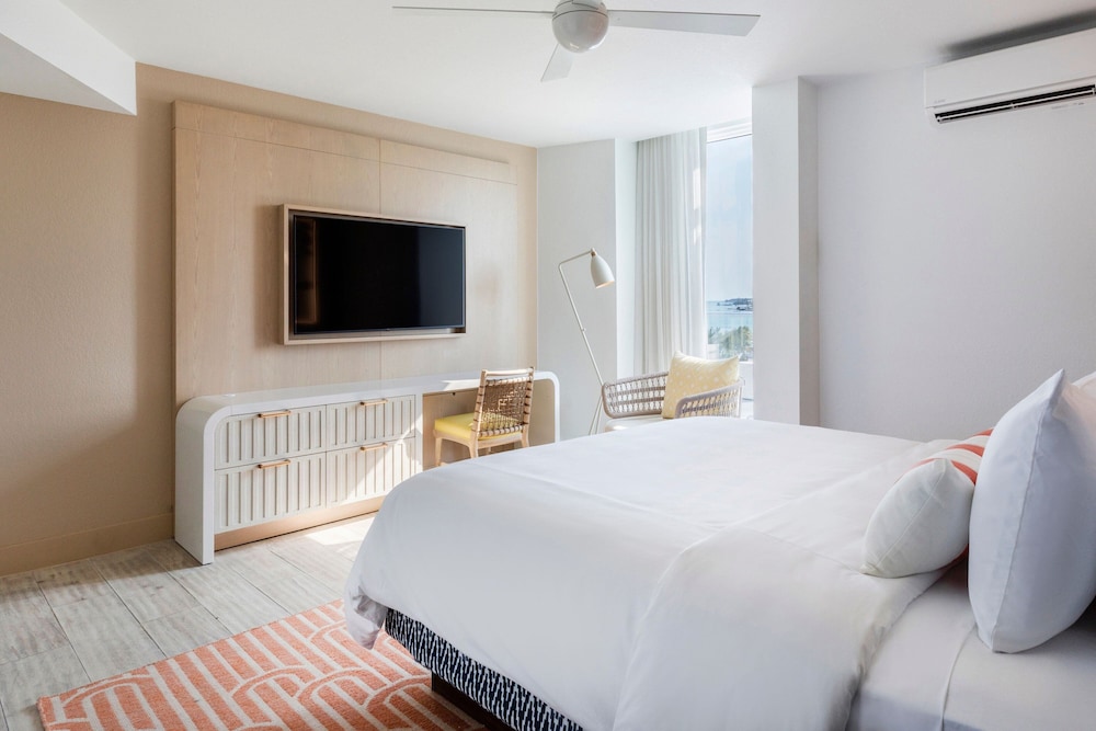 Suite, King Bed, Ocean Front, Sofa