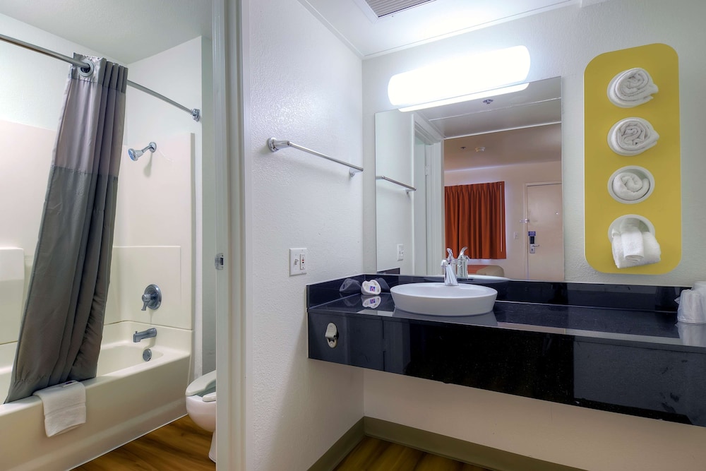 Motel6 Palm Springs, CA - Downtown 27/28