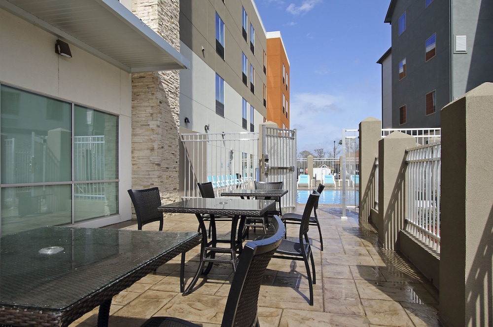 Holiday Inn Express & Suites Lake Charles South Casino Area 27/55
