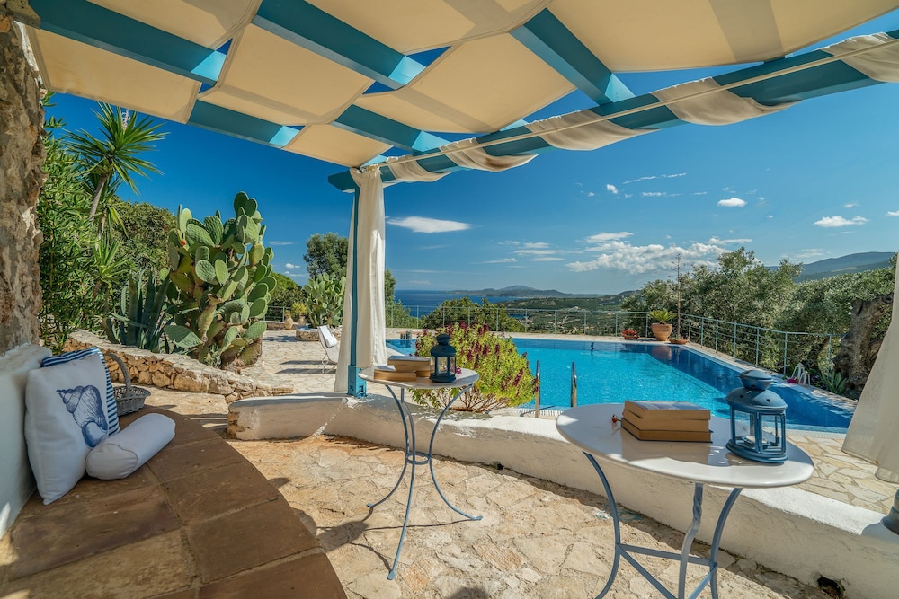 Askos Villa 8/35