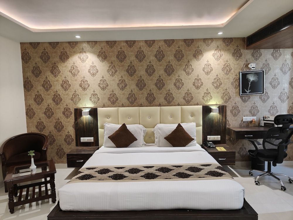 Pinnacle by Click Hotels, Lucknow 27/63