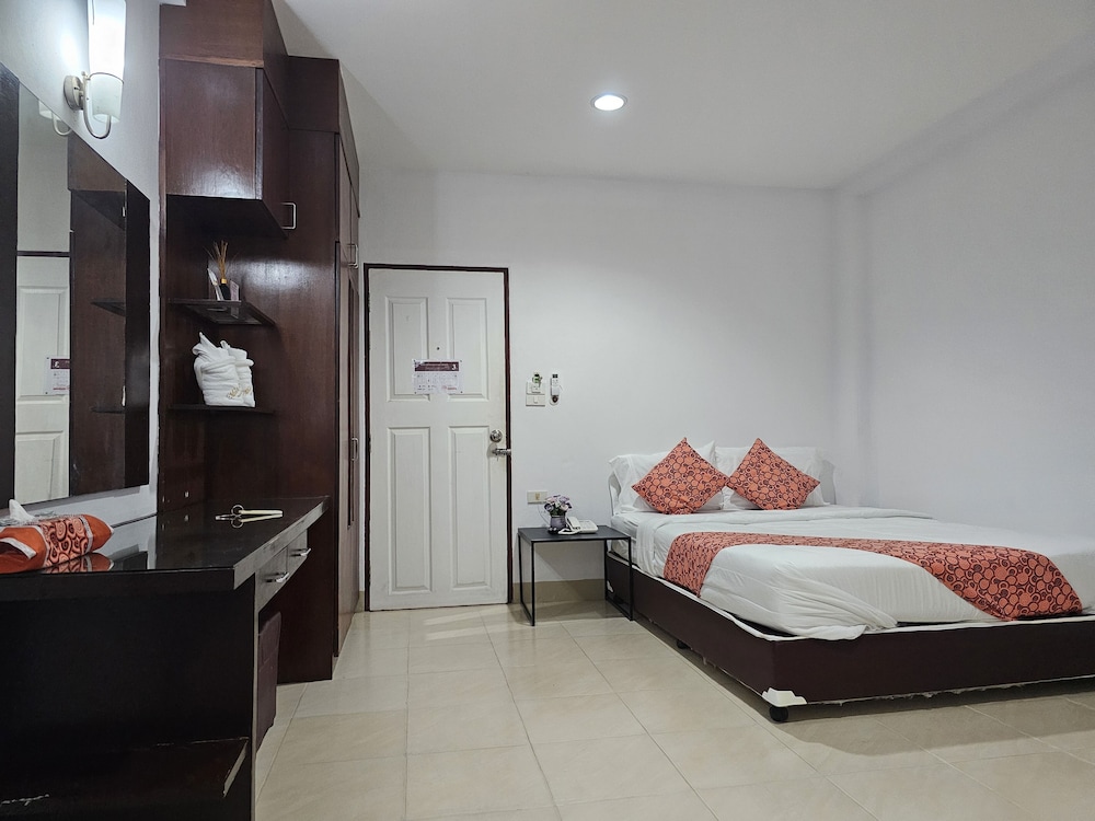 STANDARD, QUEEN BED