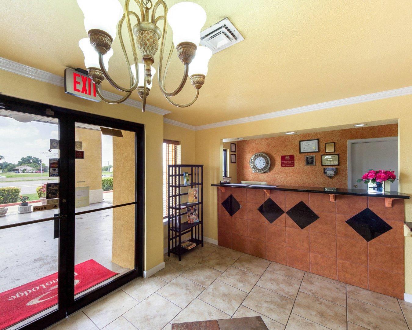 Econo Lodge Inn & Suites San Antonio near Frost Bank Center 4/25