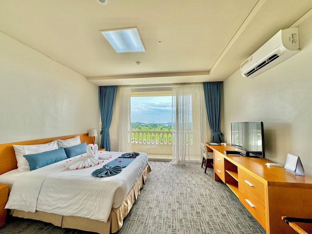 STUDIO, QUEEN BED