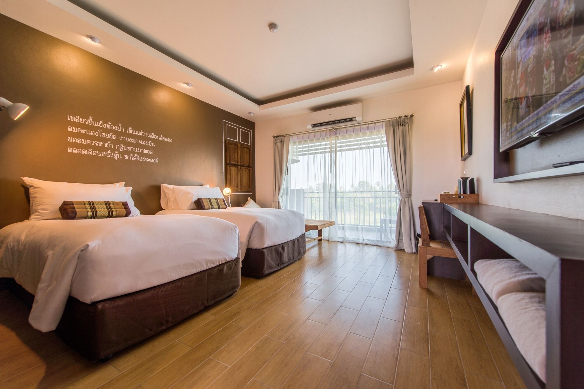 DELUXE, TWIN BEDS