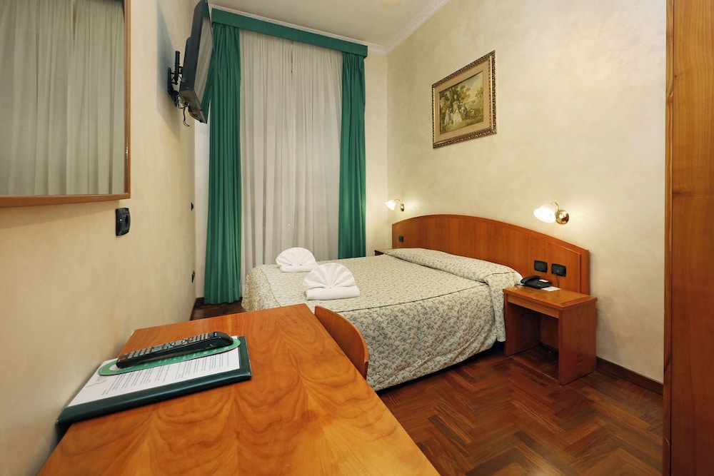 Hotel Corot 4/33