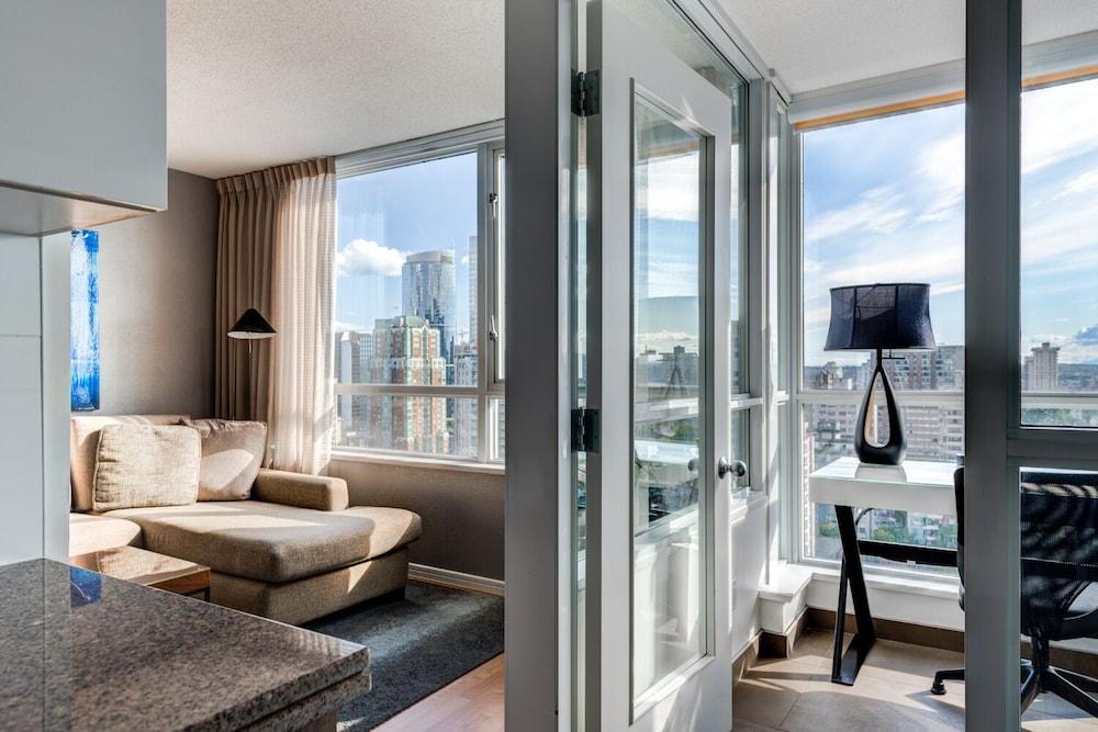 Carmana Hotel and Suites 31/39